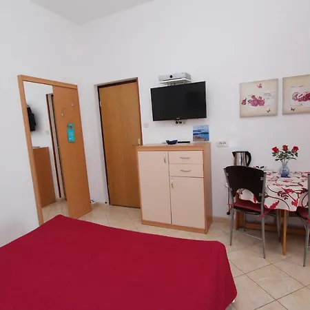 Room And Apartment Lea-3